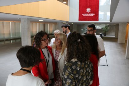Judith Casal amb alguns dels parlamentaris que l'han acompanyat en el comiat al Consell General