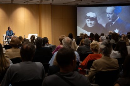 L’autor de llibre durant la vetllada literària.