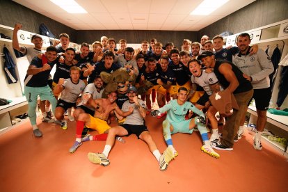 Els jugadors de l’FC Andorra celebren la victòria al vestidor de l’Estadi de la FAF.