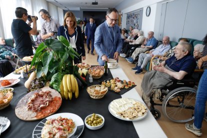 El cap de Govern, Xavier Espot, i la ministra d'Afers Socials, Trini Marín, repartint el menjar als usuaris del Cedre.