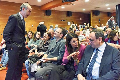 El cònsol Alcobé durant la reunió de poble, ahir.
