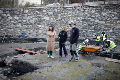 Mònica Bonell durant la visita a la Farga Areny