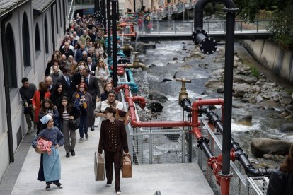 Els assistents a la inauguració del Projecte Caldes pel passeig.