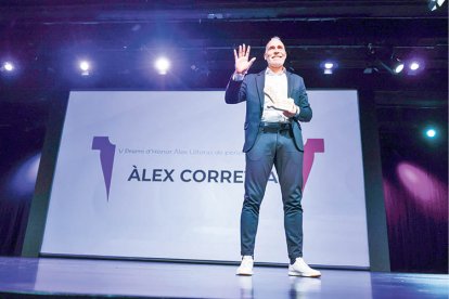L'extennista Àlex Corretja llueix el Lliteras d’Honor.