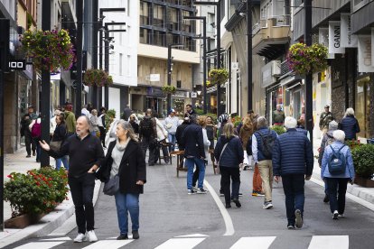Vianants a la part alta de Meritxell.