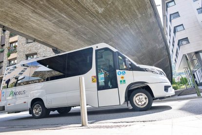 El bus Unió travessant la frontera entre Escaldes i Andorra la Vella.