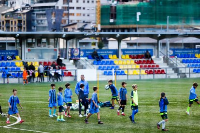 Joves al camp d'esports de la FAF a la Borda Mateu avui dijous