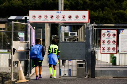 Joves entrant camp de ftubol de la FAF a la Borda Mateu avui dijous