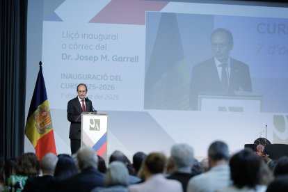 El doctor Josep Maria Granell durant la ponència inaugural.