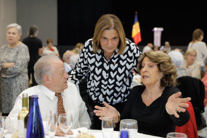 La ministra d'Afers Socials, Trini Marín, amb dos padrins a la Festa Magna.