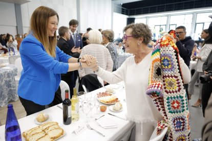 La ministra de Salut, Helena Mas, saludant una dona a la Festa Magna.