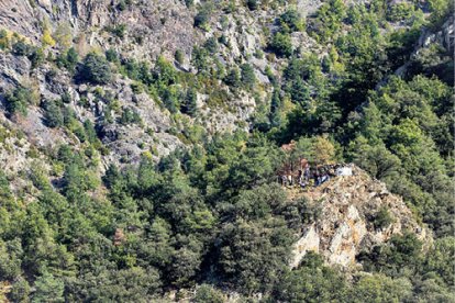 Les restes de Bragafolls des de la carretera de la Peguera.