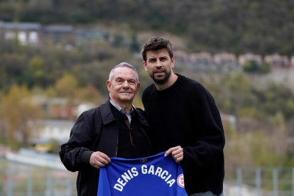 Denis García amb Gerard Piqué.