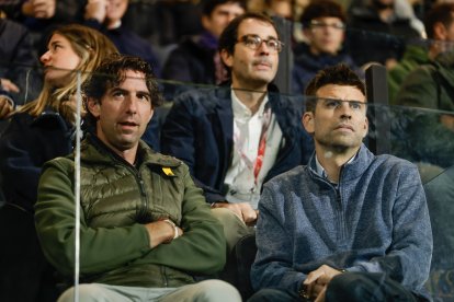 Jaume Nogués i Gerard Piqué a la grada.