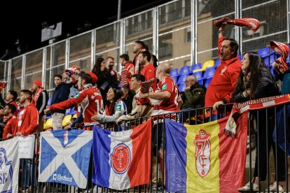 Aficionats del Granada a l'estadi de la FAF a Encamp.