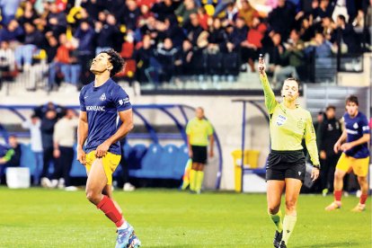 L’extrem tricolor Jastin García lamentant-se d’una acció, durant el partit d’ahir a Encamp.