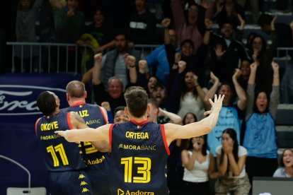 Bogeria colectiva després del triple impossible de Rafa Luz