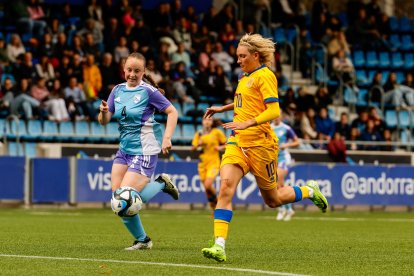 Maria Ruzafa, que va signar el segon gol de la selecció, en una acció del partit.