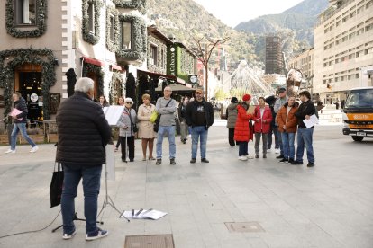 Un voluntari llegint part dels 19.000 noms.