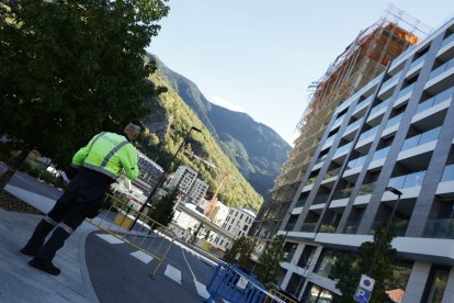 Una altra perspectiva de l'edifici on s'ha produit el despreniment