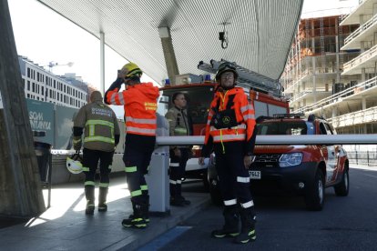 Un camió de bombers davant de l'edifici on s'ha després la bastida