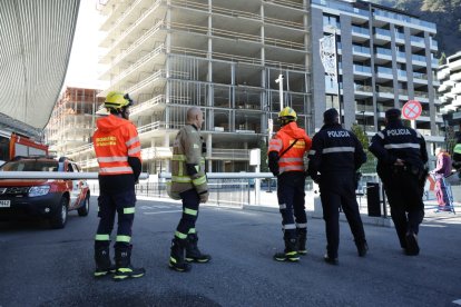 Bombers i Policia a L'Estació Nacional d'autobusos inspeccionant els desperfectes