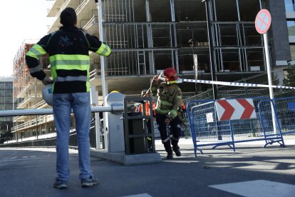 Un dels bombers sortint de la zona acordonada on s'han produït els fets