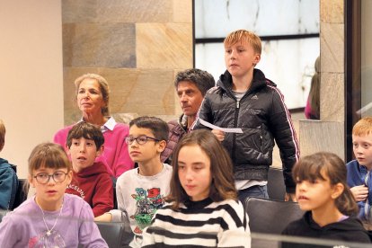 Els nens durant la visita.