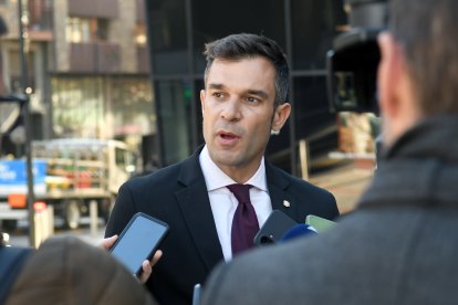 David Forné atenent preguntes dels mitjans, ahir.