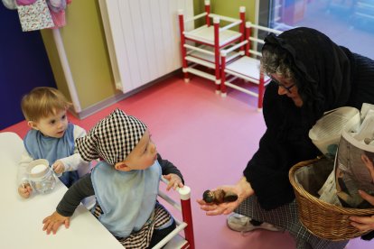 Els nens comneixent a la castanyera