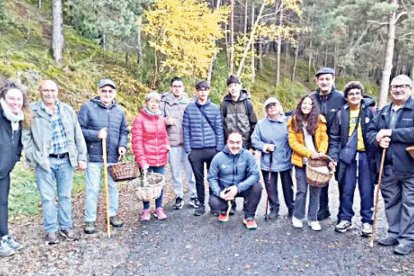 Un moment de la jornada buscant bolets