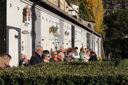 Els feligresos durant la pregària.