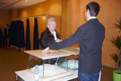 Joaquima Calvó, dipositant el vot en unes eleccions.