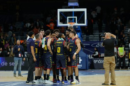 Els jugadors del MoraBanc al Pavelló Toni Martí.