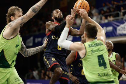 Un moment del partit.