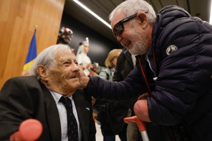 L’escultor Toni González saludant Sergi Mas.