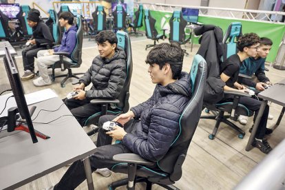 Partides entre amics durant el Saló del videojoc.