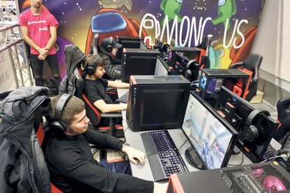 Els joves desenvolupant l'estratègia.