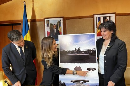 Els cònsols i la consellera amb les imatges del mirador.