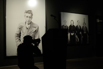 Un fotògraf fa una instantània de l’exposició.