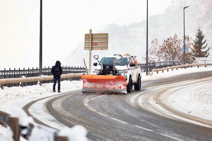 Una màquina llevaneus a la carretera.