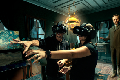 Dues persones provant l'experiència de realitat virtual que s'estrenara el mes de gener