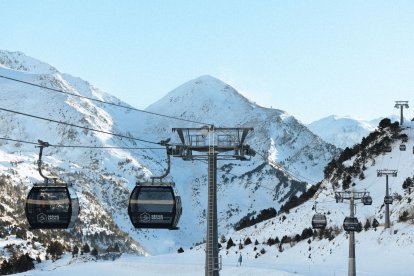 El telecadira de la pista d'esquí de la Coma, d'Ordino Arcalís