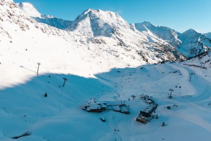 Una altra perspectiva de la pista d'esquí d'Ordino Arcalís que obra avui