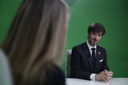 Carles Ensenyat, síndic general, durant l’entrevista a Diari TV.