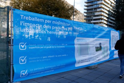 Gili ha aprofitat la lona de les obres de les torres per transmetre el seu missatge.