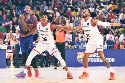 Pons i Okoye, en una acció davant el blaugrana Will Clyburn al Palau.