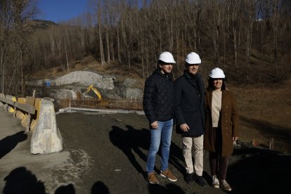 Els cònsols de la Massana amb el ministre Raül Ferré aquest matí durant la visita a les obres.