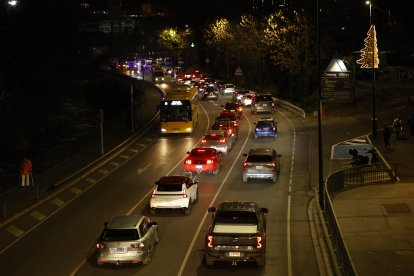 Les retencions davant l'Estadi Nacional a causa de l'accident.
