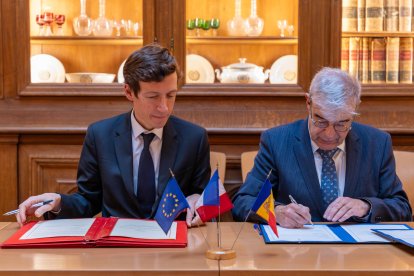 Geffray i Baró durant la signatura del conveni.